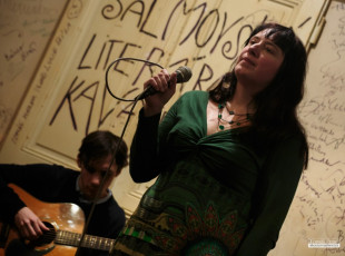 Koncert žáků pěvecké školy v pražské Salmovské literární kavárně