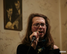 Koncert žáků pěvecké školy v pražské Salmovské literární kavárně