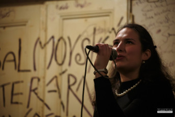 Koncert žáků pěvecké školy v pražské Salmovské literární kavárně