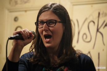 Koncert žáků pěvecké školy v pražské Salmovské literární kavárně