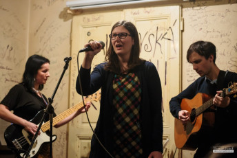 Koncert žáků pěvecké školy v pražské Salmovské literární kavárně