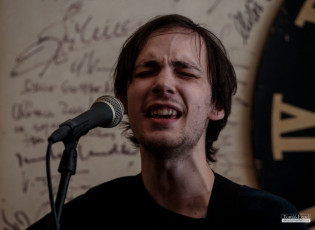 Vystoupení zpěváků v pražské Salmovské literární kavárně - 24.4.2016