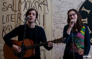 Vystoupení zpěváků v pražské Salmovské literární kavárně - 24.4.2016