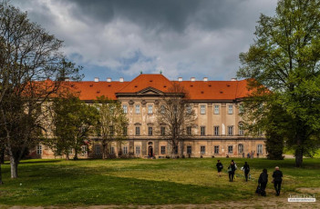 Májový koncert sborů Sagitta a Song Ladies v ambitu plasského kláštera.