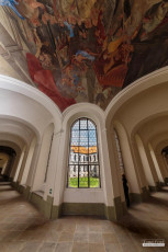 Májový koncert sborů Sagitta a Song Ladies v ambitu plasského kláštera.