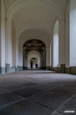 Májový koncert sborů Sagitta a Song Ladies v ambitu plasského kláštera.