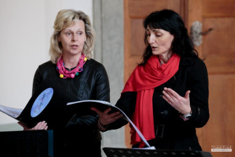 Májový koncert sborů Sagitta a Song Ladies v ambitu plasského kláštera.