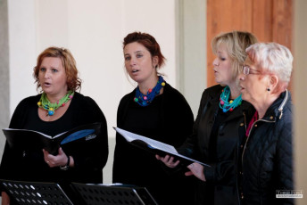 Májový koncert sborů Sagitta a Song Ladies v ambitu plasského kláštera.