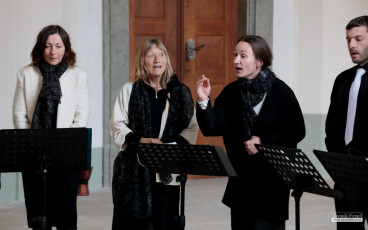 Májový koncert sborů Sagitta a Song Ladies v ambitu plasského kláštera.