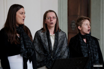 Májový koncert sborů Sagitta a Song Ladies v ambitu plasského kláštera.