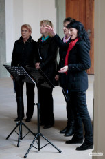 Májový koncert sborů Sagitta a Song Ladies v ambitu plasského kláštera.