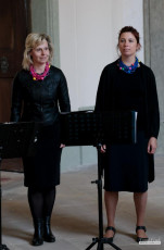 Májový koncert sborů Sagitta a Song Ladies v ambitu plasského kláštera.