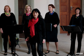 Májový koncert sborů Sagitta a Song Ladies v ambitu plasského kláštera.