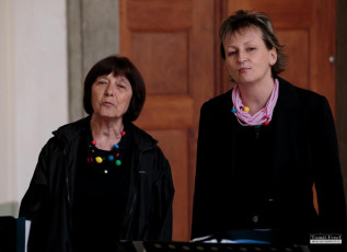 Májový koncert sborů Sagitta a Song Ladies v ambitu plasského kláštera.