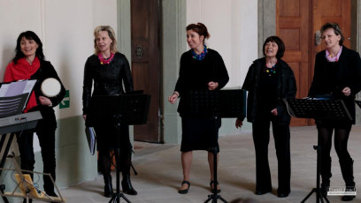 Májový koncert sborů Sagitta a Song Ladies v ambitu plasského kláštera.