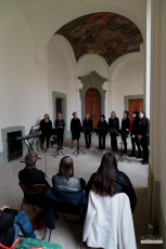 Májový koncert sborů Sagitta a Song Ladies v ambitu plasského kláštera.