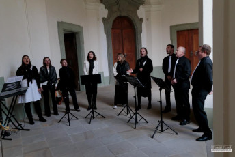 Májový koncert sborů Sagitta a Song Ladies v ambitu plasského kláštera.