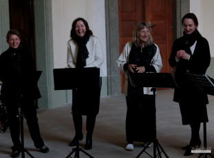 Májový koncert sborů Sagitta a Song Ladies v ambitu plasského kláštera.