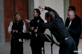 Májový koncert sborů Sagitta a Song Ladies v ambitu plasského kláštera.