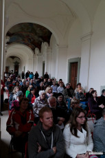 Májový koncert sborů Sagitta a Song Ladies v ambitu plasského kláštera.