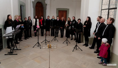 Májový koncert sborů Sagitta a Song Ladies v ambitu plasského kláštera.