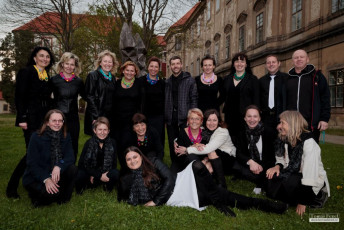 Májový koncert sborů Sagitta a Song Ladies v ambitu plasského kláštera.