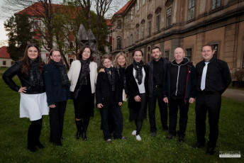 Májový koncert sborů Sagitta a Song Ladies v ambitu plasského kláštera.