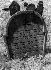 Místní židovské město a nedaleký židovský hřbitov jsou fakt zajímavé.