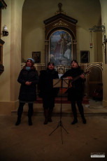 Předvánoční vystoupení vokálního tria LeMaJa ve Strádonické kapli.